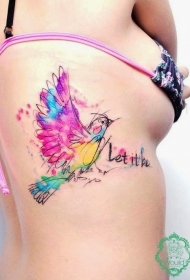 侧肋可爱的水彩小鸟纹身图案
