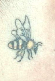 耳后黑色和黄色的大黄蜂纹身图案