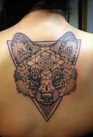 背部黑色点刺狐狸头部与几何纹身图案