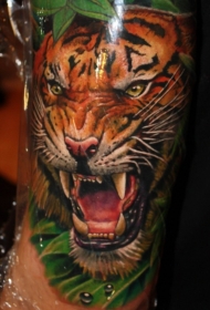 手臂彩色的森林虎头像纹身图案