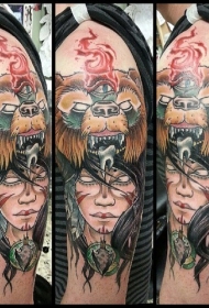 手臂惊人的彩色神秘女子与熊头盔纹身图案
