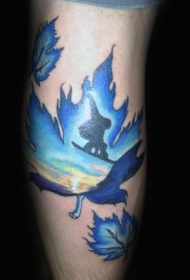 小腿滑雪板色和蓝色的枫叶纹身图案