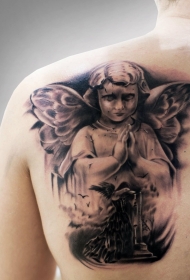 背部美丽的祈祷天使纹身图案