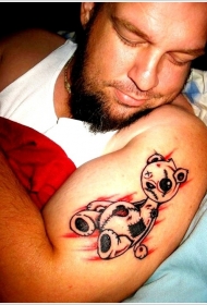 男性大臂彩色受伤的泰迪熊纹身图案