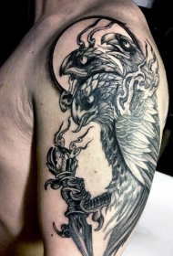 大臂手绘风格黑色的三头鹰纹身图案