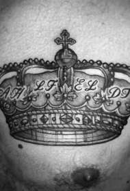 胸部漂亮的黑色皇冠字母纹身图案