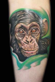 手臂逼真的彩色黑猩猩头像和树叶纹身图案