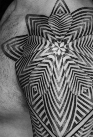大臂非常漂亮的黑白部落花卉纹身图案