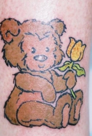 小熊和黄色花朵纹身图案