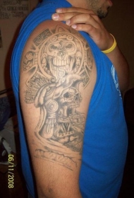 阿兹特克风格的骷髅大臂纹身图案