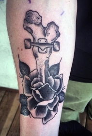 手臂奇妙设计的骨头滑板与玫瑰纹身图案
