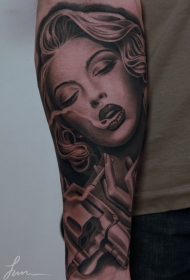 手臂吸烟的女人肖像与手枪纹身图案