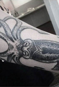 手臂黑色点刺个性的鱿鱼纹身图案
