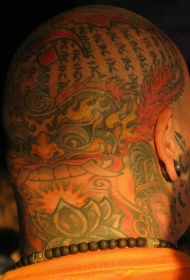 头部亚洲风格的彩色字符唐狮纹身图案