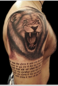 大臂狮子头像和字符纹身图案