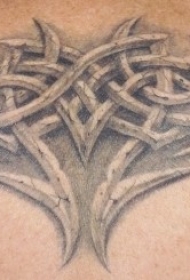 背部写实的石头凯尔特结纹身图案
