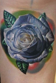 手臂非常逼真的漂亮蓝色玫瑰纹身图案