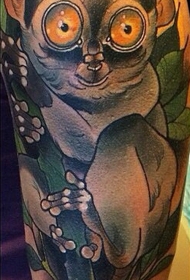 大臂多彩的狐猴在树枝上纹身图案