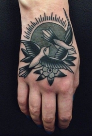 手背黑灰燕子个性纹身图案