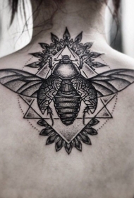 背部点刺黑灰昆虫与几何图形纹身图案