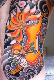 胸部亚洲风格的彩色邪恶九尾狐纹身图案