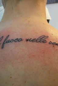 背部意大利字母纹身图案