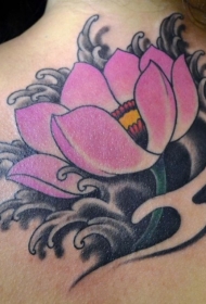 背部可爱的粉红色莲花纹身图案