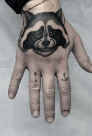 手背可爱的浣熊头像纹身图案