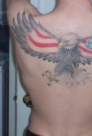 背部大鹰与美国国旗翅膀纹身图案