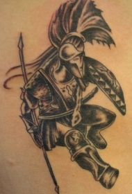 战士盔甲与矛个性纹身图案