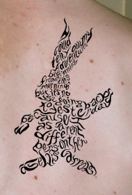 背部黑色字母组成的兔子纹身图案