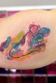 大臂水彩画风格的彩色婴儿足印纹身图案