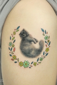 大臂美丽的彩色猫与花朵纹身图案