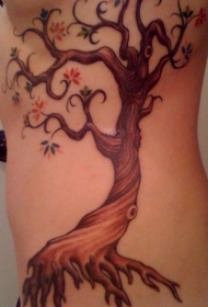 侧肋美丽的小花朵树纹身图案