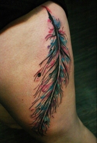 大腿彩色的羽毛纹身图案