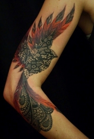 手臂令人敬畏的彩色图腾鸟纹身图案