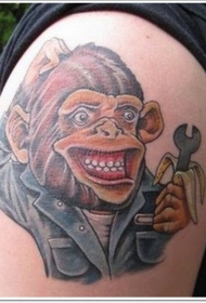 手臂搞笑的卡通猴子和扳手纹身图案