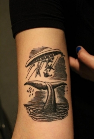 手臂简单的黑色线条船和鱼尾纹身图案