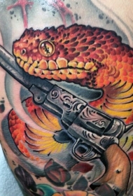 背部奇妙的彩色大蛇与手枪纹身图案