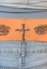 腰部字符组合的十字架和翅膀纹身图案
