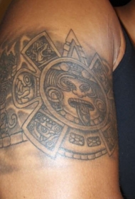 阿兹特克太阳神石像大臂纹身图案