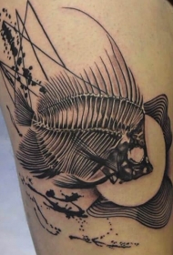 大腿黑色的大鱼骨架纹身图案