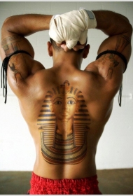 背部彩色的埃及法老头像纹身图案