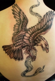 背部大鹰与蛇纹身图案