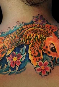 亚洲式的金色鲤鱼和波浪花卉背部纹身图案