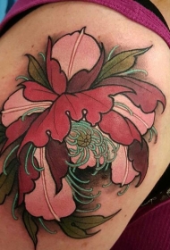 大臂传统风格彩色的花朵纹身图案