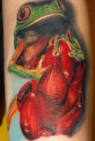 令特别逼真的彩绘青蛙与红色花朵纹身图案