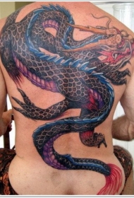 背部伟大多彩的中国龙纹身图案