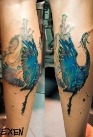 小腿美丽的彩色鸟纹身图案