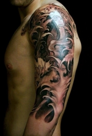 手臂亚洲风格的彩色波浪纹身图案